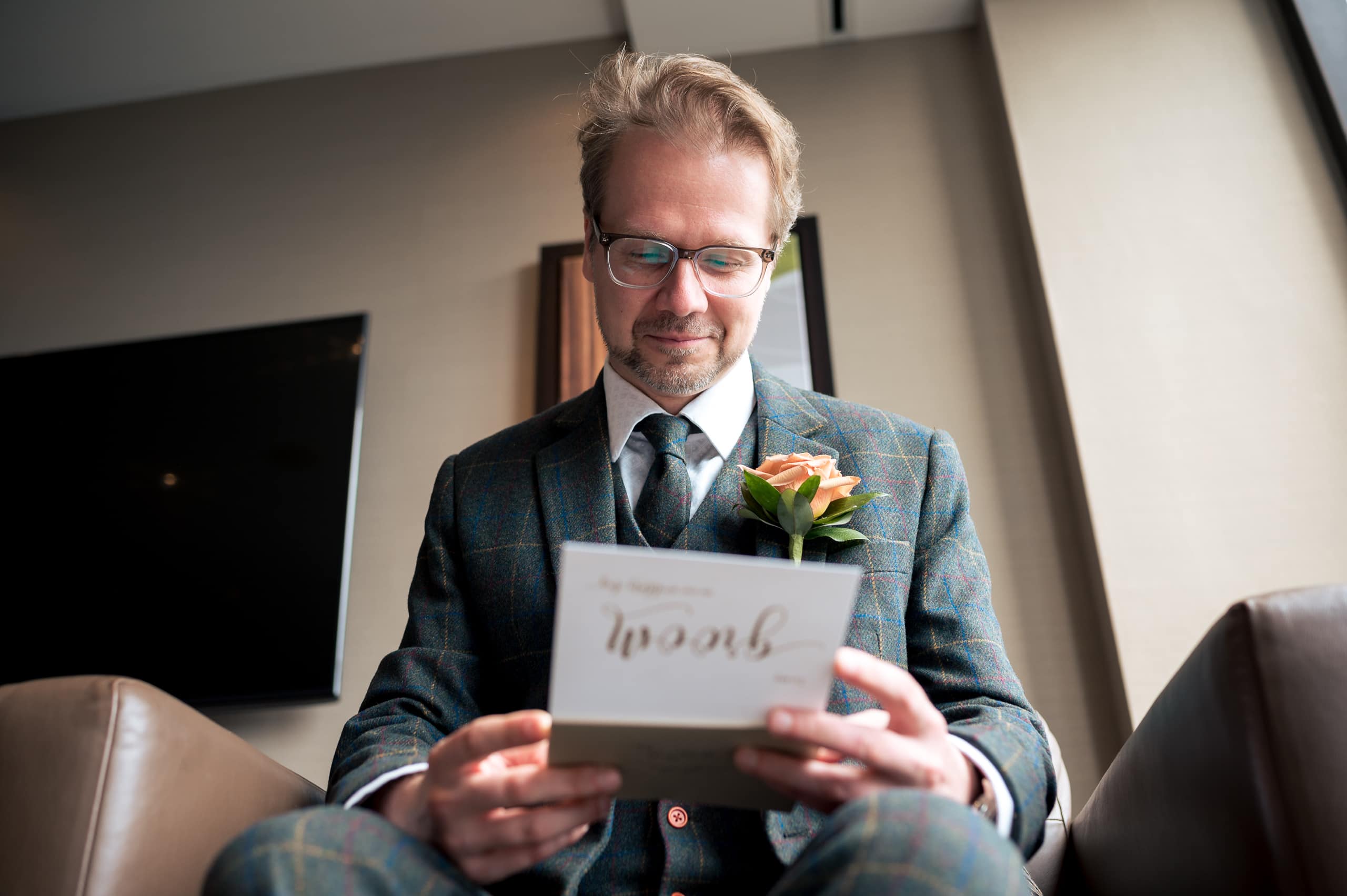 ricardas wedding toronto groom reading card